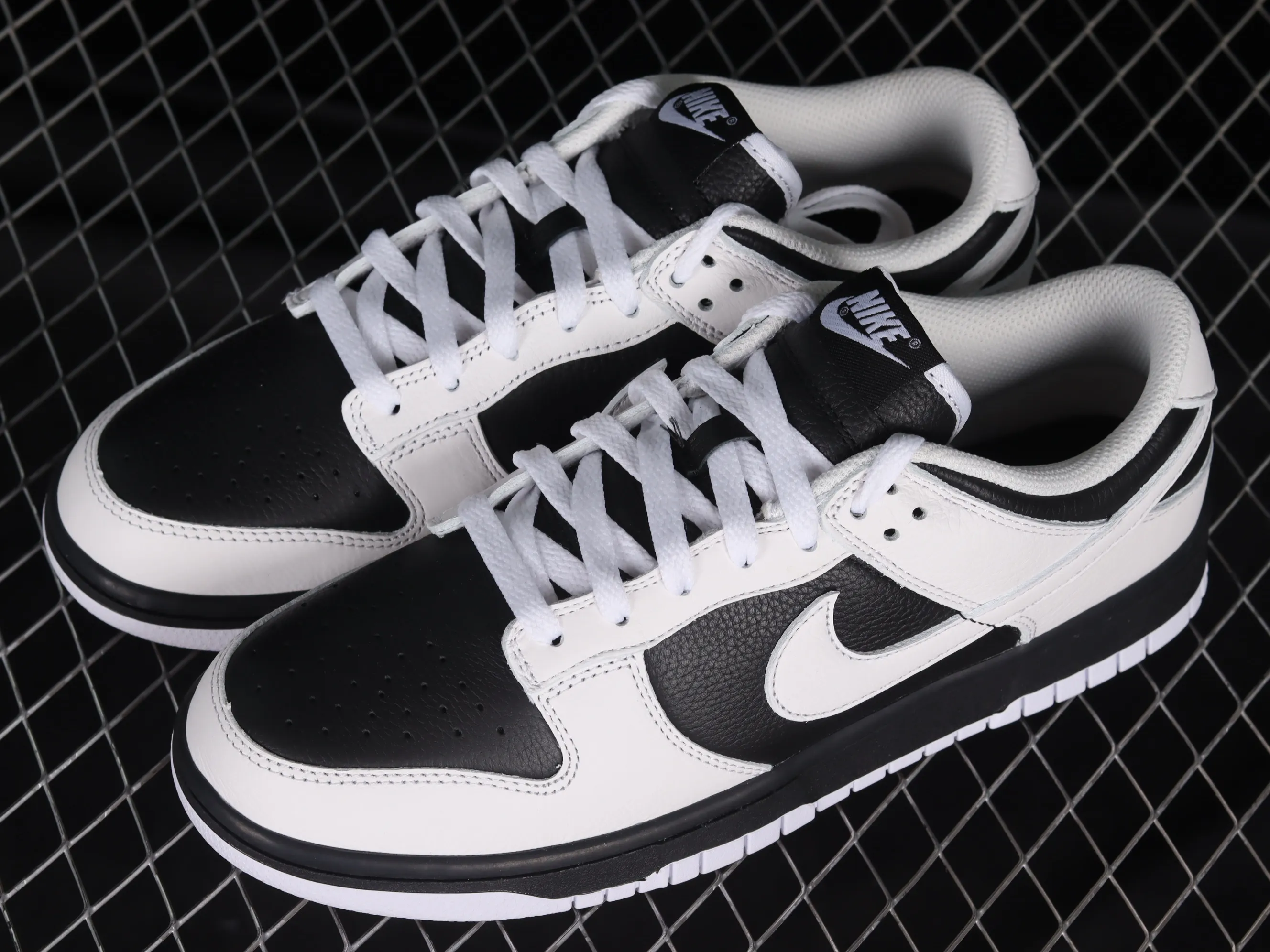 All Categories Nk SB Dunk Series Nk SB Dunk Low Low-top Sneakers C Version Nk Dunk Low "Reverse Panda" White and Black Reverse Panda SB Smashing Backboard Fashion Casual Sneakers FD9064-011